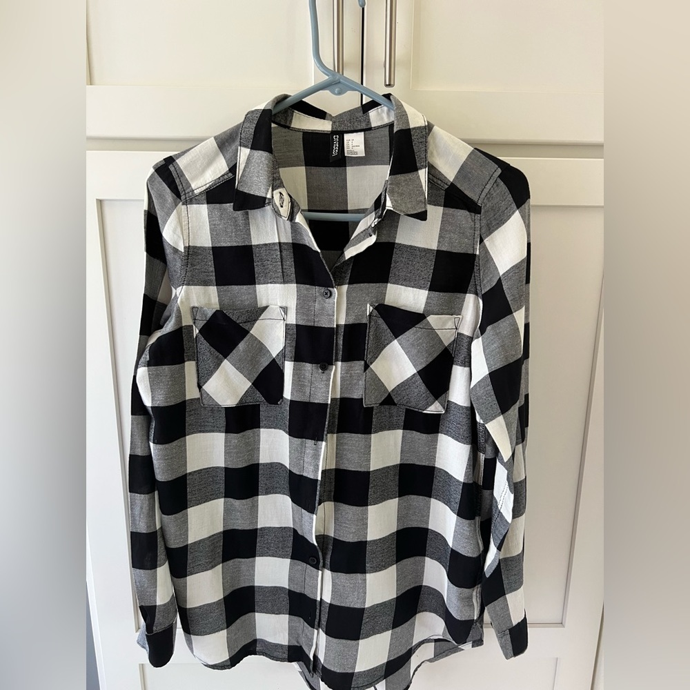 H&M Black and White Flannel Shirt by Divided for H&M. Size 4